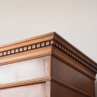 アーチの優美さが際立つ上品なブックキャビネット【9136】