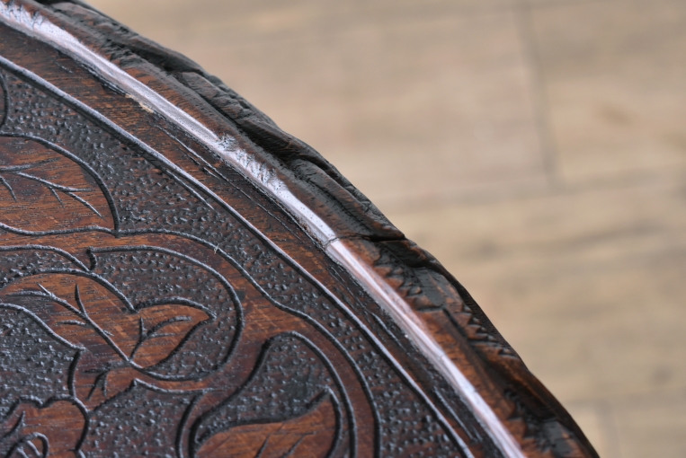 天板一面の彫刻細工が目を引くカーヴィングテーブル　【t34】