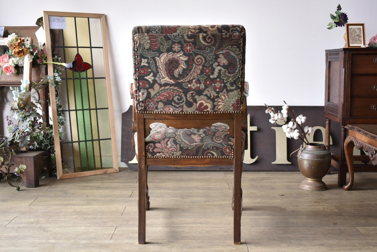 アンティークならではの生地が目を引くアームチェア【c35】