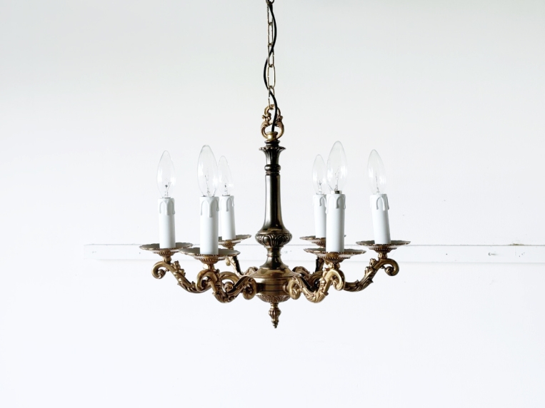 装飾的な6本のアームを備えた真鍮色シャンデリア全体