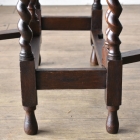 繊細なツイストレッグが目を引くゲートレッグテーブル【t304】