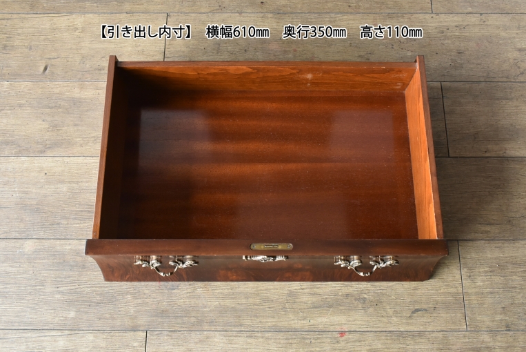 ボンベフロントのデザインが目を引くウォールナットキャビネット【k130】