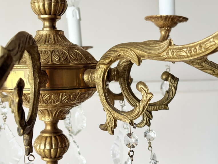 優雅な曲線が空間を華やかに彩る、真鍮の重厚な質感としずく型クリスタルが煌めく8灯式ガラスシャンデリア【sy470】