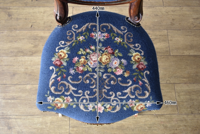 プチポワン生地が素晴らしいウォールナットサロンチェア【c317-2】