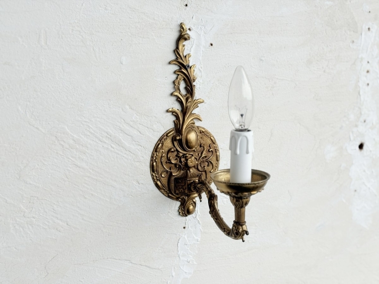 真鍮製の細やかな装飾が施された、キャンドルデザインの1灯ブラケットライト全体像
