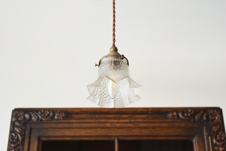 下方へ優しく広がる灯りのシルエット。コンパクトなサイズ感ながら存在感があり、複数並べてのカウンター照明や、玄関・パウダールームのアクセント照明としても理想的な、実用性の高いヴィンテージランプです。