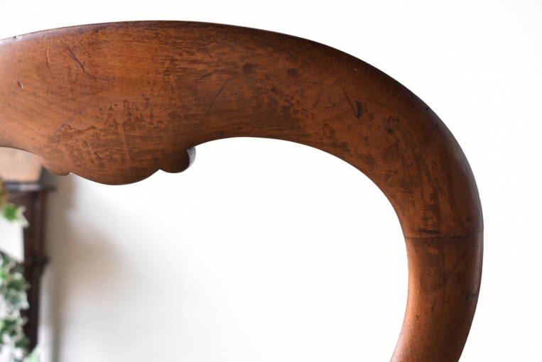 優雅で華やかなデザインが魅力のウォールナットバルーンチェア【c215-6】