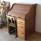 木目が美しいオーク材のスモールロールトップデスク【d83】