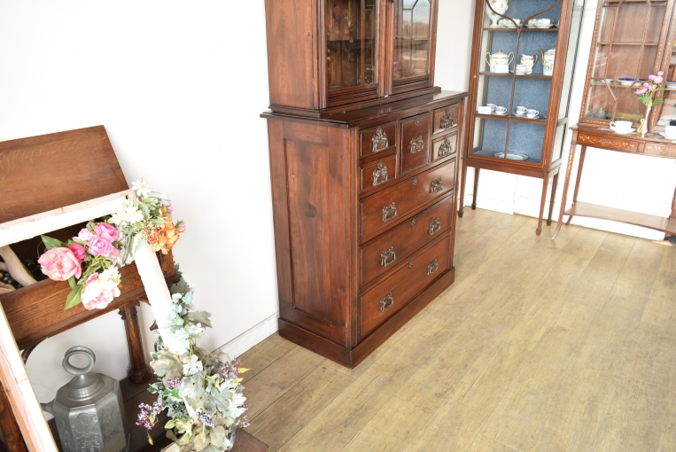 重厚な風格と実用性を兼ね備えたジョージアン様式のラージガラスキャビネット【k41】