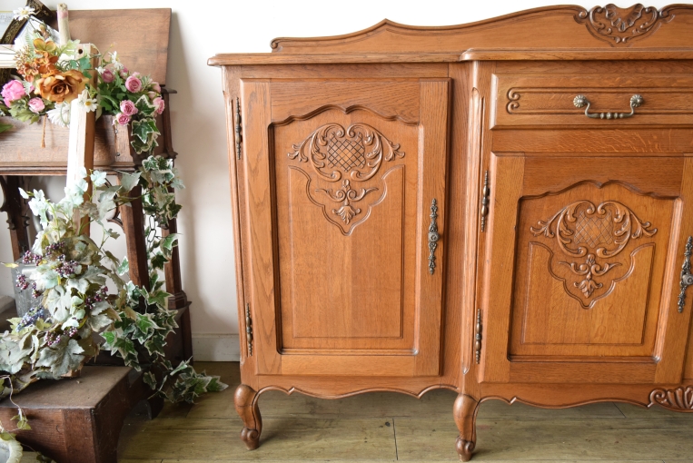 優雅な装飾が映えるフレンチサイドボード【3519】