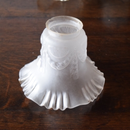 【修復前】花綱飾りのレリーフと優美なフリルが彩る、フロストガラスのペンダントランプ【ls216-4】