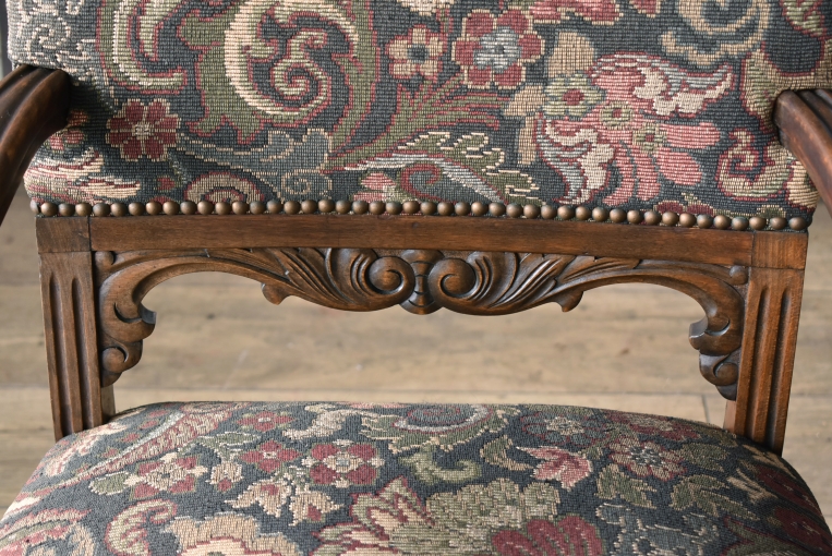 アンティークならではの生地が目を引くアームチェア【c35】