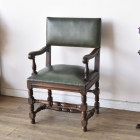 書斎のデスクチェアや、リビングでの読書用パーソナルチェアとして。オークの温もりと重厚な佇まいが、空間に落ち着きと品格を与えるヴィンテージ・アームチェア。