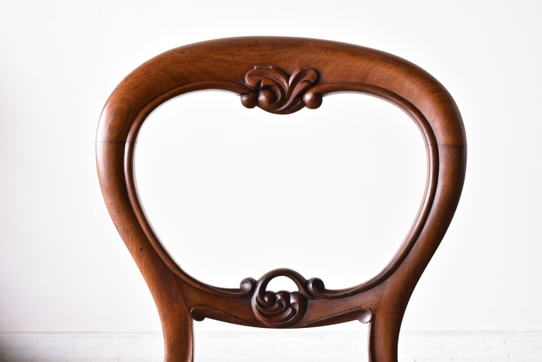 優雅で華やかなデザインが魅力のウォールナットバルーンチェア【c215-6】