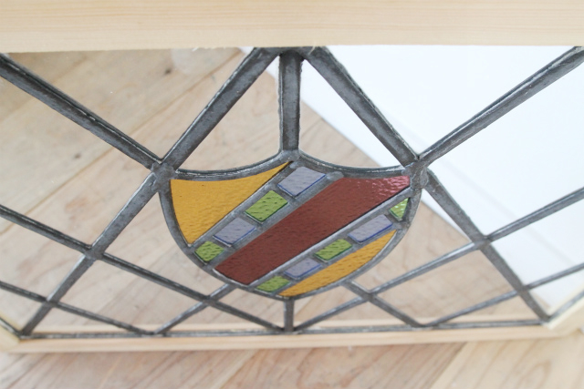 カラフルなガラスが用いられたステンドグラス【7738-D】