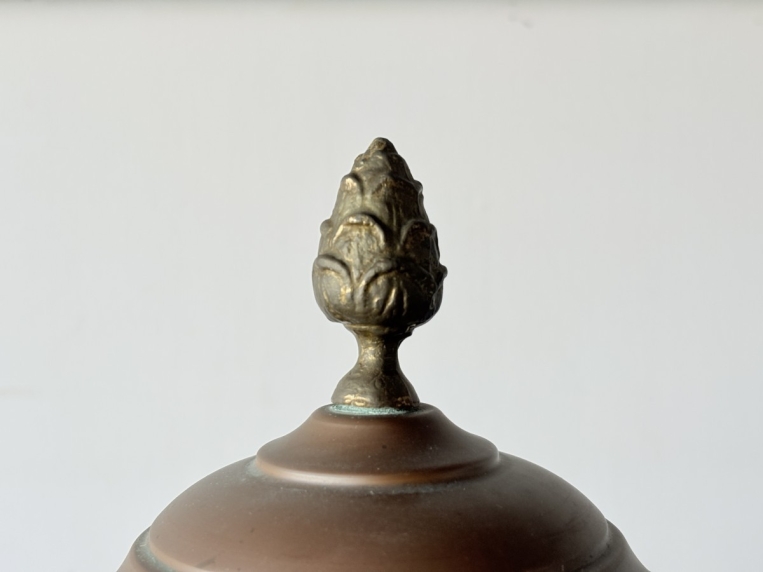 空間を格調高く演出する装飾用のオブジェとしてお楽しみいただける、重厚感のある金属製ピッチャー【5405】