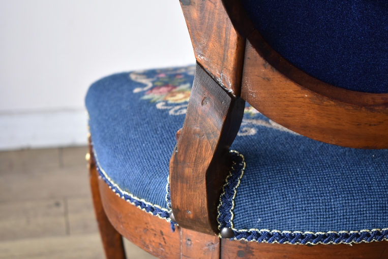 プチポワン生地が素晴らしいウォールナットサロンチェア【c317-2】