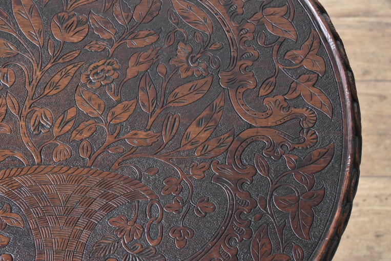 天板一面の彫刻細工が目を引くカーヴィングテーブル　【t34】