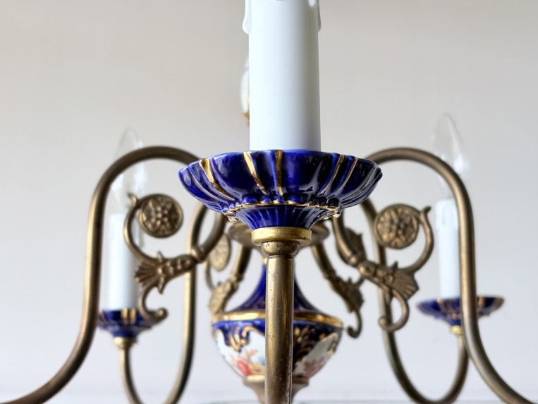 真鍮フレームが温かみのある光を放ち、空間を華やかに彩る照明器具。コバルトブルーの磁器に映える金彩と薔薇の花絵が美しい5灯シャンデリア【sy456】