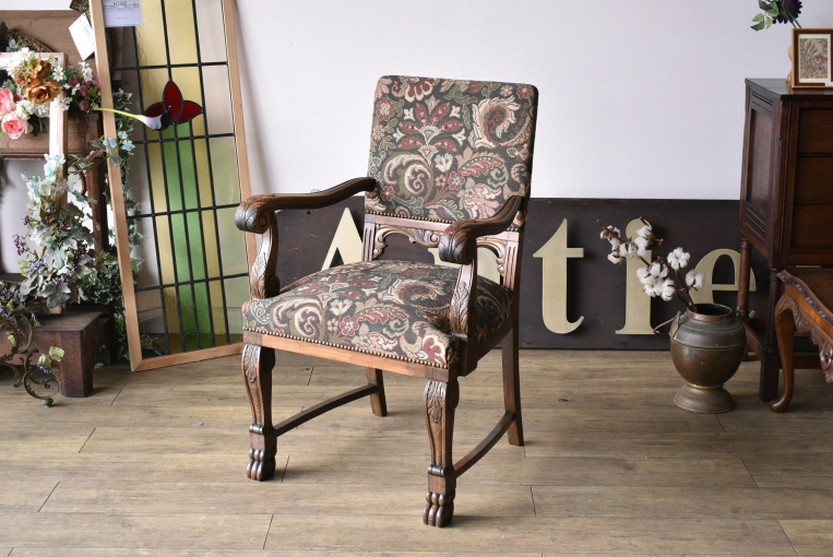 アンティークならではの生地が目を引くアームチェア【c35】