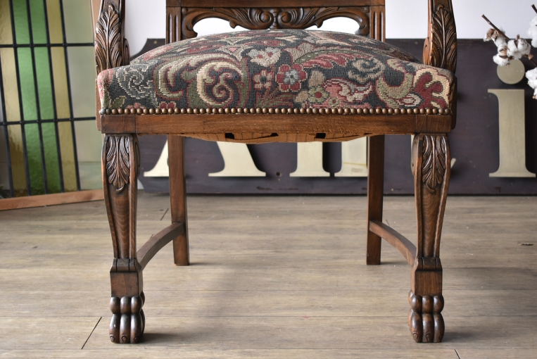 アンティークならではの生地が目を引くアームチェア【c35】