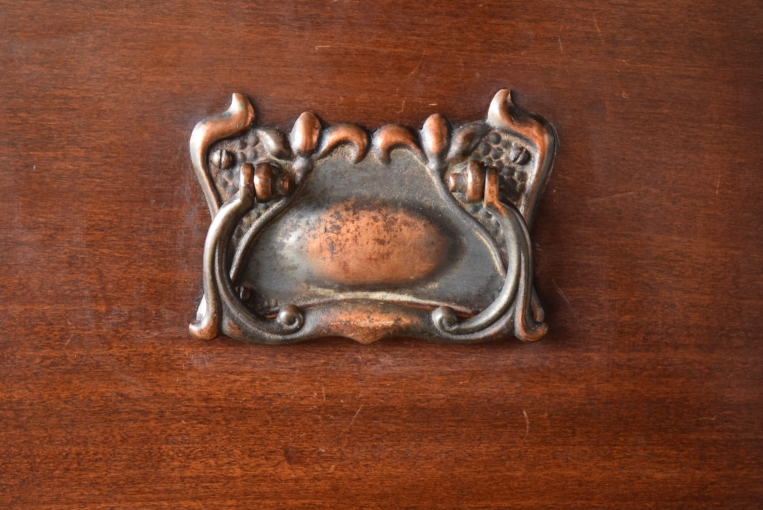 重厚な風格と実用性を兼ね備えたジョージアン様式のラージガラスキャビネット【k41】