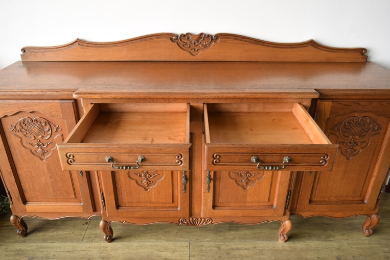 優雅な装飾が映えるフレンチサイドボード【3519】