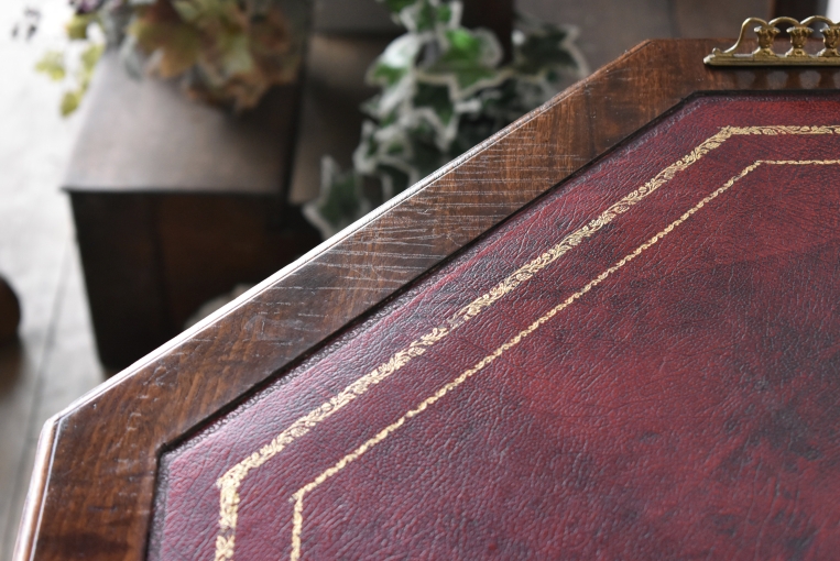 裏側がミラーバック収納になっている珍しいレザートップテーブル【fo237】