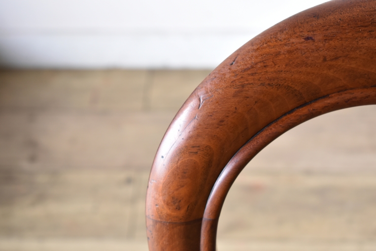 優雅で華やかなデザインが魅力のウォールナットバルーンチェア【c215-6】