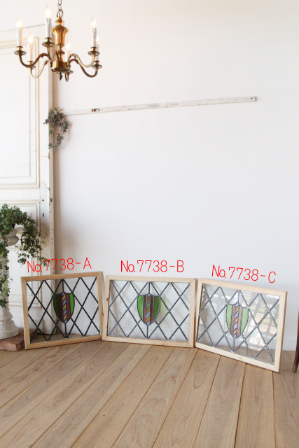 カラフルなガラスが用いられたステンドグラス【7738-C】