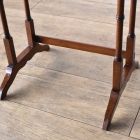 重なりが生む美しさと実用性を備えた佇まいのマホガニーネストテーブル　【t3】