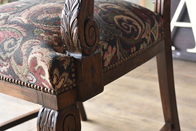 アンティークならではの生地が目を引くアームチェア【c35】