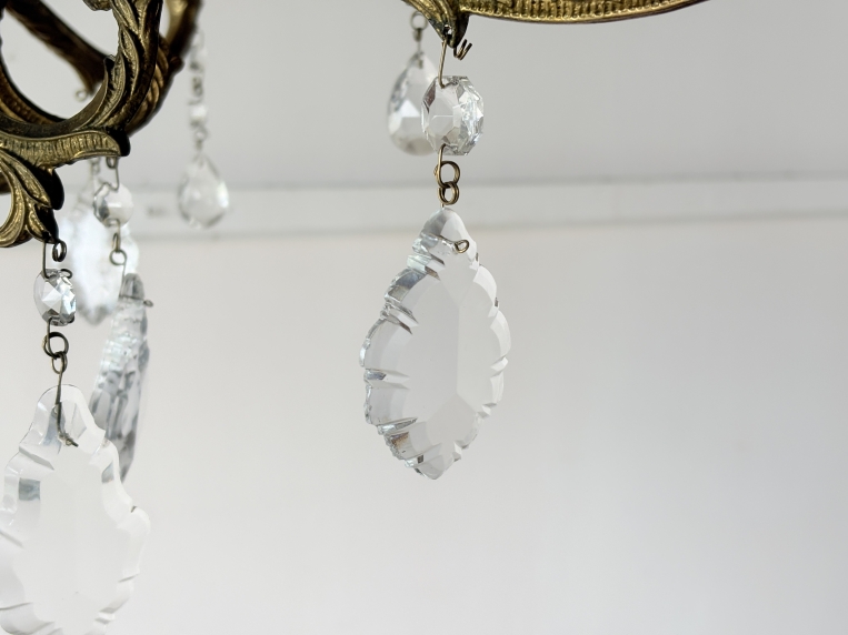 優雅な曲線が空間を華やかに彩る、真鍮の重厚な質感としずく型クリスタルが煌めく8灯式ガラスシャンデリア【sy470】