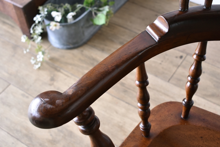 アンティークらしい味わいが魅力のダブルボウバックウィンザーアームチェア【c260-2】