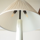 凛と立つ鍛鉄の造形美。柔らかな光を広げるプリーツシェードのアイアンフロアランプ【hl52】