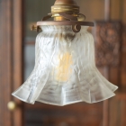 プレス加工によって施された、繊細な凹凸と立体的な装飾模様。光を透過させることで生まれる柔らかな陰影と、ガラス特有の透明感が、日常の空間にフランスアンティークならではの温もりと華やかさを添えます。