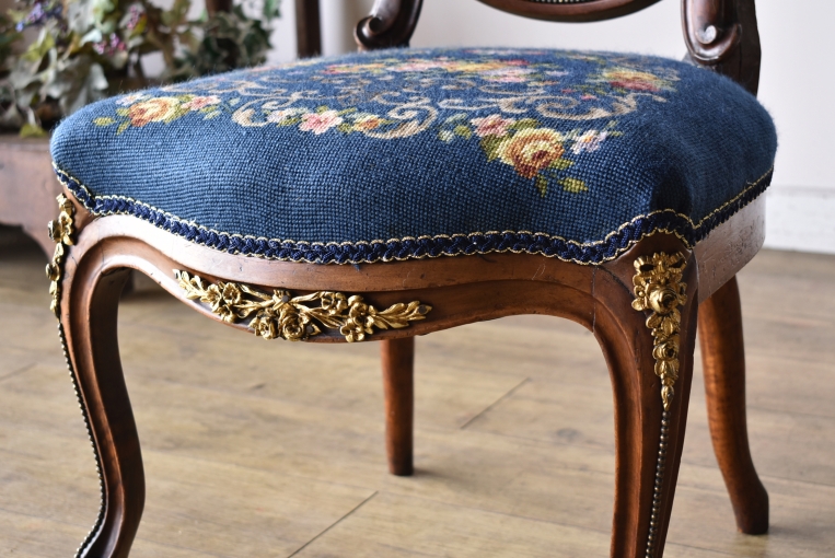 プチポワン生地が素晴らしいウォールナットサロンチェア【c317-2】