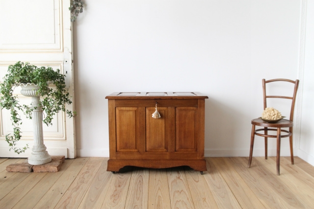 オーク無垢材で内装までしっかりと作られたベッドサイドコファ【40291】