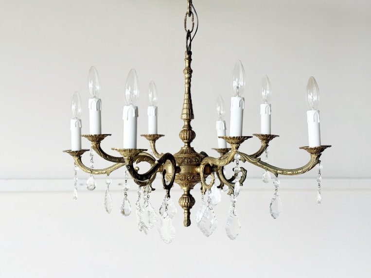 優雅な曲線が空間を華やかに彩る、真鍮の重厚な質感としずく型クリスタルが煌めく8灯式ガラスシャンデリア【sy470】