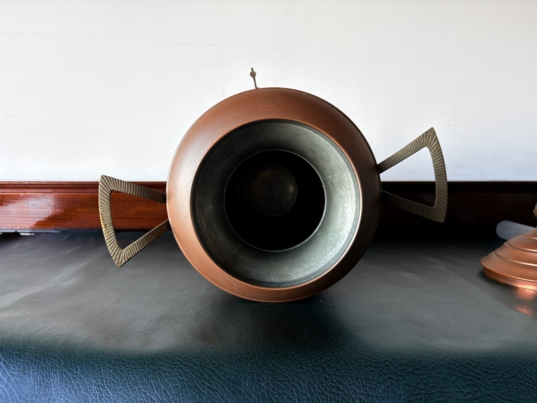 空間を格調高く演出する装飾用のオブジェとしてお楽しみいただける、重厚感のある金属製ピッチャー【5405】