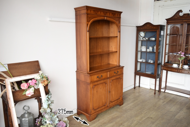 アーチの優美さが際立つ上品なブックキャビネット【9136】