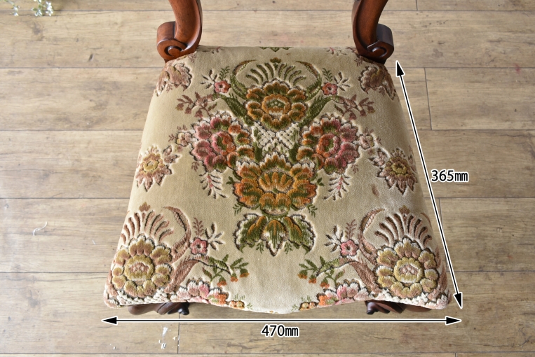 優雅で華やかなデザインが魅力のウォールナットバルーンチェア【c215-6】