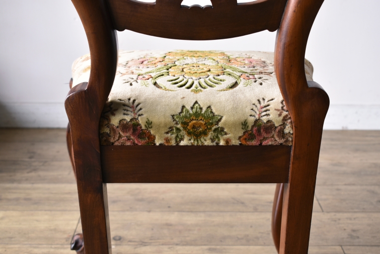 優雅で華やかなデザインが魅力のウォールナットバルーンチェア【c215-6】