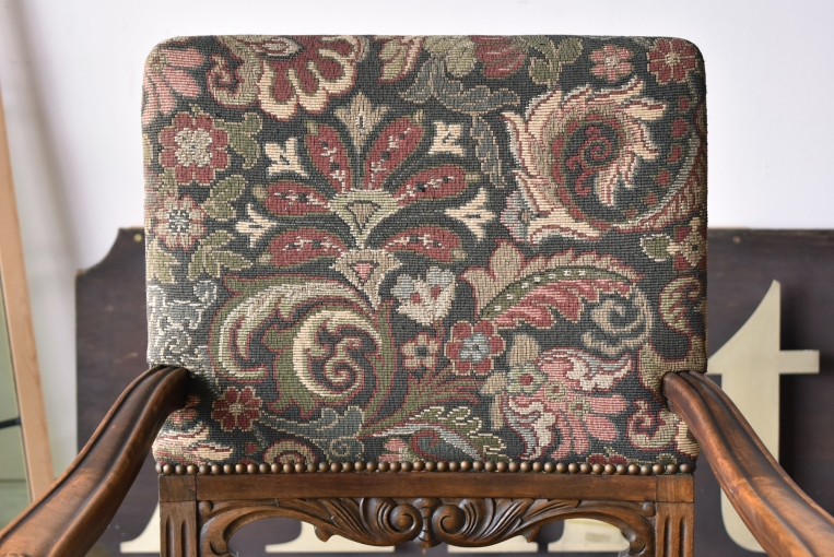 アンティークならではの生地が目を引くアームチェア【c35】