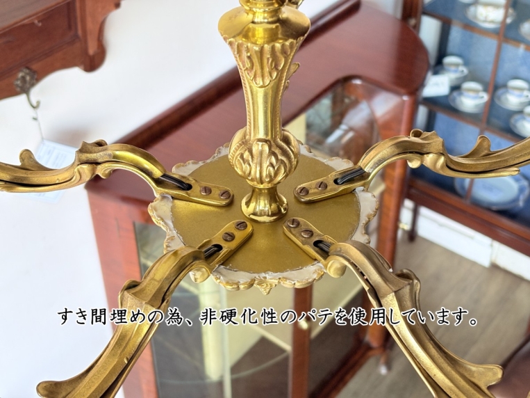 中央支柱とアーム接合部の装飾ディテール。繊細な意匠とクラシカルな造形をご確認いただけます。