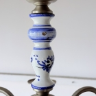 白磁に映える青い花模様と真鍮アームのコントラスト。爽やかな気品を漂わせる陶器製5灯式シャンデリア【sy476】