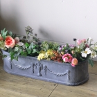 シャビーなグレイッシュトーンが魅力のヴィンテージ鋳物製プランター。重厚なアイアンの質感と、時を経て生まれた風合いが特徴です。お庭やバルコニーを英国邸宅のような格調高い雰囲気に演出する逸品。