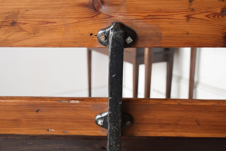 素朴な温もりと重厚感を併せ持つチャーチベンチ【c88】