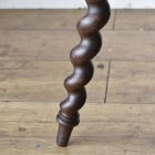 天板一面の彫刻細工が目を引くカーヴィングテーブル　【t34】