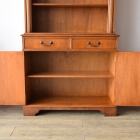 アーチの優美さが際立つ上品なブックキャビネット【9136】